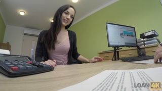 Босс трахает молодую ассистентку во все дыры на рабочем столе