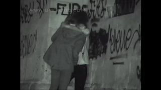 Лесбиянки мастурбируют друг другу вагины под мостом